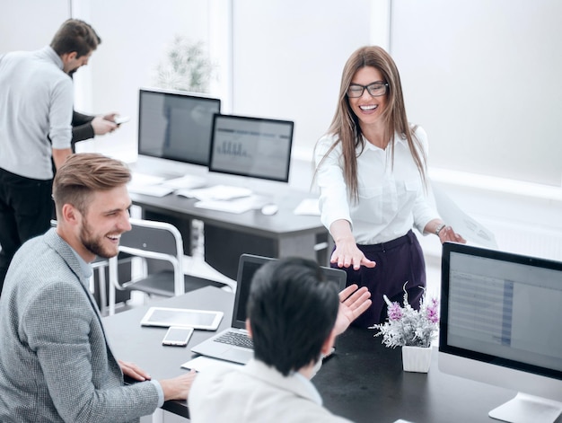 Erfolgreiche Mitarbeiter am Arbeitsplatz in einem modernen Bürodas Konzept der Teamarbeit