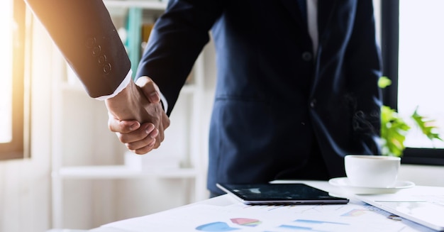 Erfolgreiche Verhandlung und Handschlag Konzept zwei Geschäftsmann Handschlag mit Partner zu Feiern Partnerschaft und Teamarbeit Geschäftsabkommen