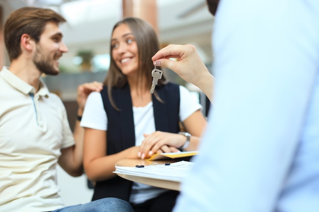 Erfolgreicher Anwalt, der Familienpaare über den Hauskauf berät.