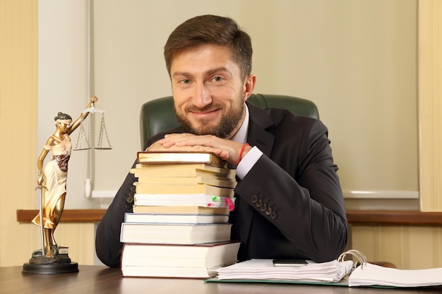 Erfolgreicher Anwalt im Büro, der am Schreibtisch sitzt
