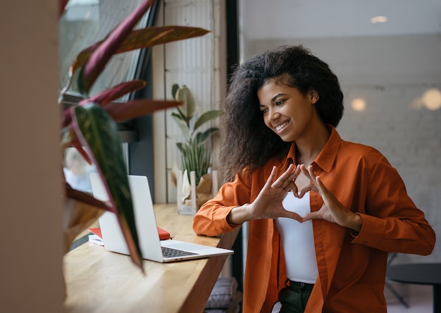 Erfolgreicher Blogger Influencer mit Laptop, Kommunikation mit Abonnenten online