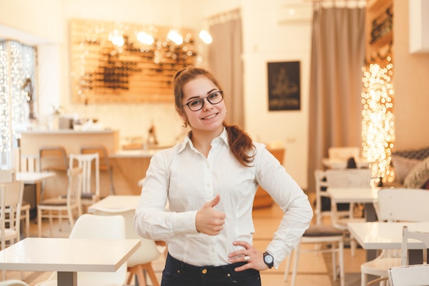 Erfolgreicher café-manager, kleinunternehmer bei der arbeit