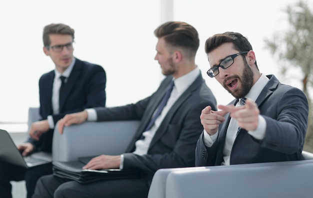 Erfolgreicher Geschäftsmann sitzt in der Lobby des Business CenterBusiness-Konzepts