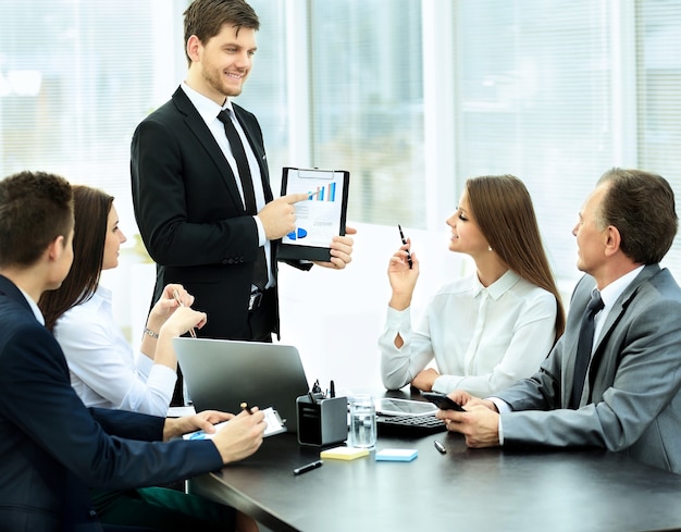 Erfolgreicher Geschäftsmann und sein Geschäftsteam treffen sich in einem modernen Büro.