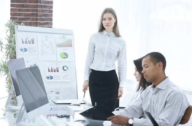 Erfolgreicher Mitarbeiter steht im Büro am Flipchart