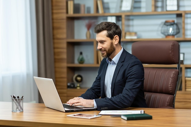 Erfolgreicher, reifer Geschäftsmann, Anwalt, der im klassischen modernen Büro arbeitet, moderner Mann zufrieden mit