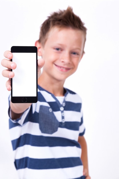 Erfolgreicher Student mit einem Telefon in seiner Hand auf einem weißen Hintergrund