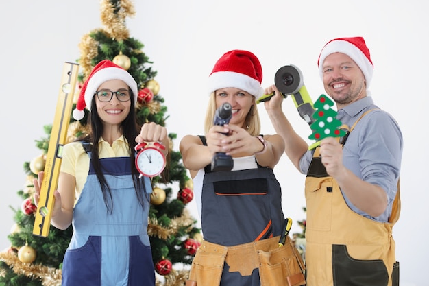 Erfolgreiches Bauteam hält Bauwerkzeug vor dem Hintergrund des neuen Jahres