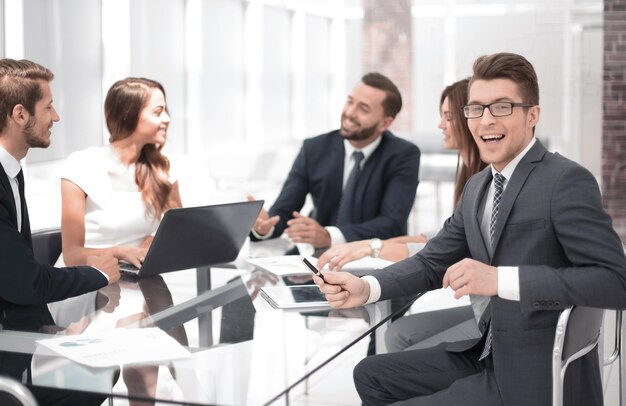 Erfolgreiches Geschäftsteam, das am Bürotisch sitzt, das Konzept der Teamarbeit