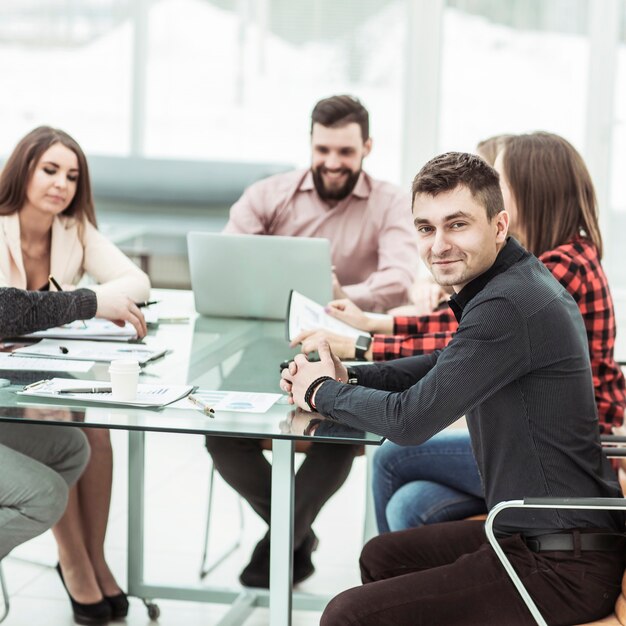 Erfolgreiches Geschäftsteam, das am Schreibtisch im modernen Büro sitzt