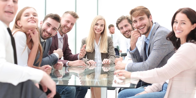 Erfolgreiches Geschäftsteam, das in der Konferenz am Tisch sitzt