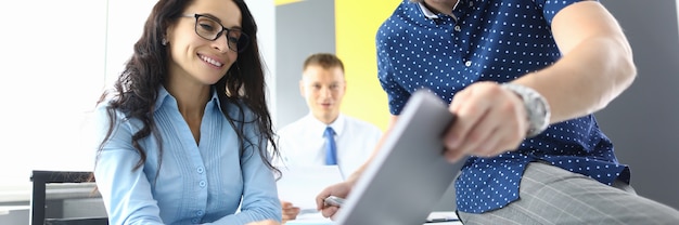 Erfolgreiches Geschäftsteam diskutiert neue Strategien im Büro auf dem Laptop