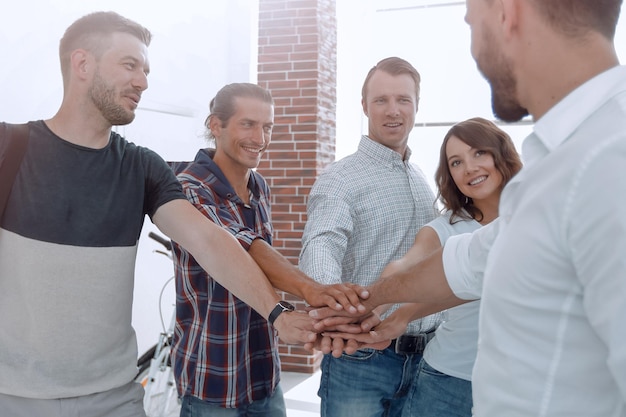 Foto erfolgreiches team von designern faltete ihre handflächen zusammen