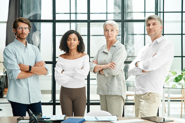 Erfolgreiches Team von Fachleuten, die im Büro stehen