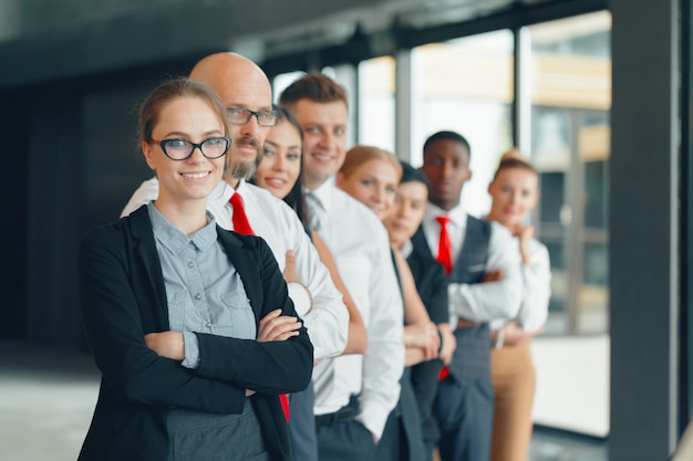 Erfolgreiches team von jungen perspektivengeschäftsleuten im büro