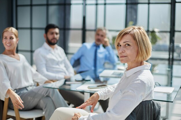 Foto erfolgreiches treffen von geschäftsleuten, die neue geschäftsideen diskutieren