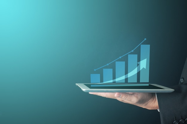 Erfolgskonzept. geschäftsmannhand mit virtuellem balkendiagramm und heranwachsendem pfeil