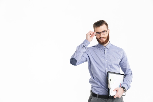 Erfreut bärtiger eleganter Mann mit Brille, der die Zwischenablage hält und sucht