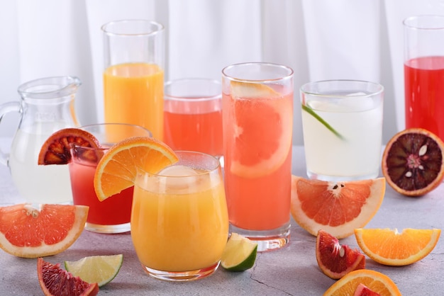Erfrischend frische Detox Zitrussäfte aus Orange, Sizilianische Orange, Grapefruit, Limette