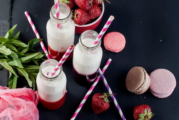 Erfrischende Erdbeer-Heidelbeer-Smoothies. Bewegung in einem Frame.