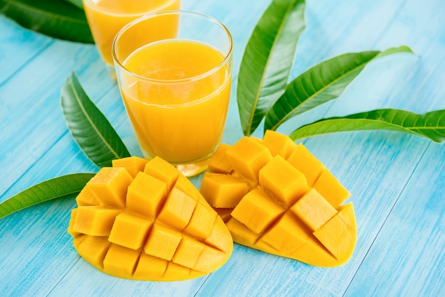 Erfrischende kalte Mangosaftgetränke für den Sommer