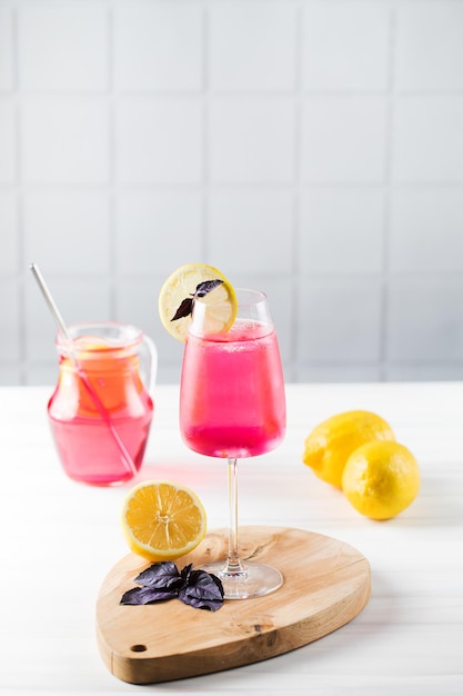 Erfrischende Limonade aus rotem Basilikum und Zitrone in Bakala auf einem Holzbrett Ein Sommergetränk