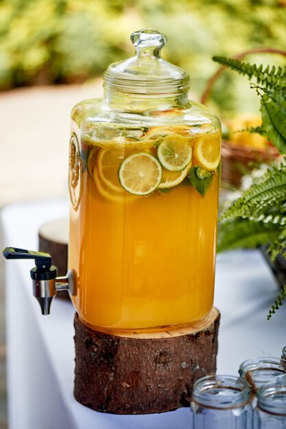 Erfrischende Limonade in einer beschlagenen Dose Picknick-Catering auf der Veranstaltung