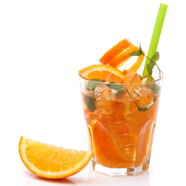 Erfrischende Limonade mit Orangen und Minze