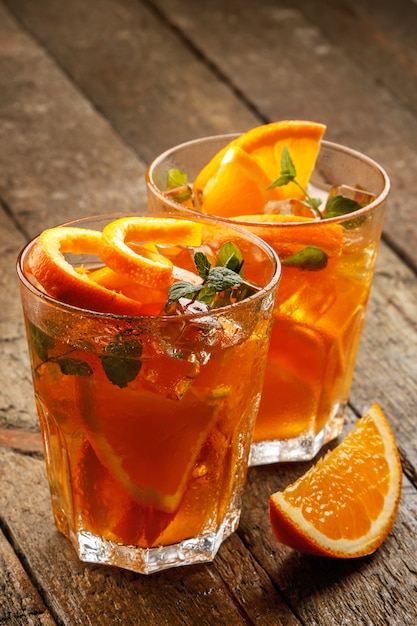 Erfrischende Limonade mit Orangen und Minze