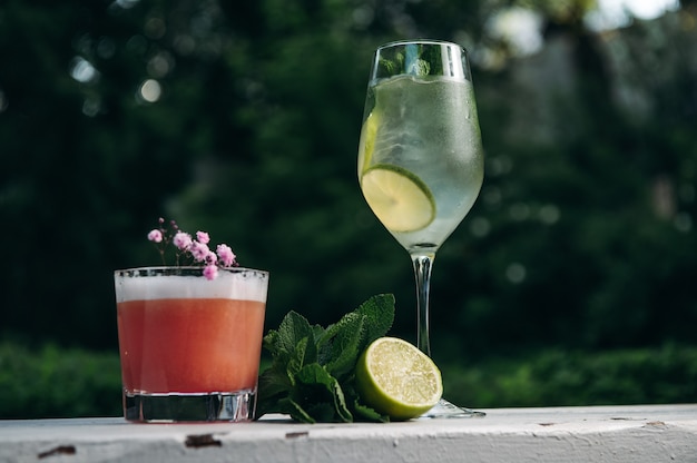 Erfrischende luxuriöse Sommercocktails im Restaurant