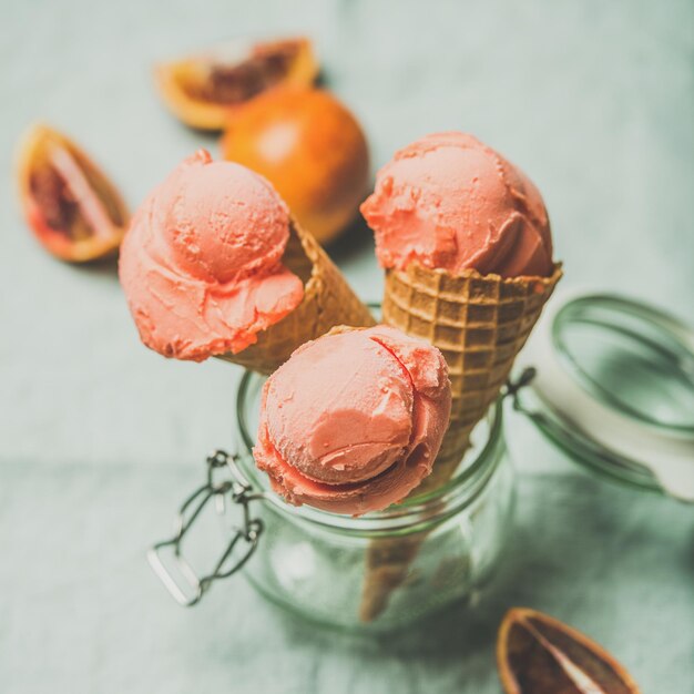 Foto erfrischende sommer-blutorangen-eiscreme und obst-quadraternte