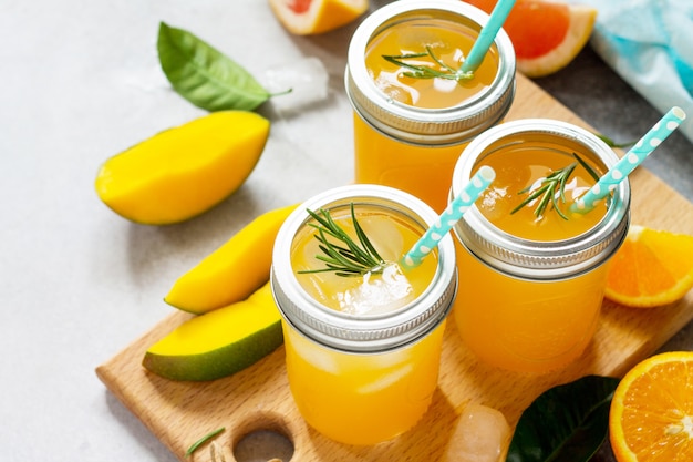 Erfrischende Sommercocktails aus Zitrusfrüchten und Mango