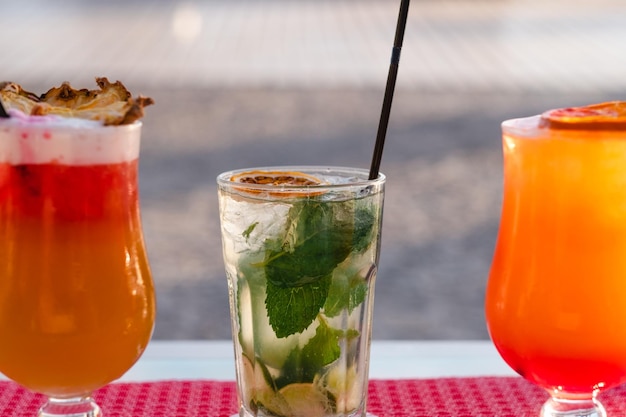 Erfrischende sommercocktails gläser mojito cocktail mit eiswürfeln frischer minze und limette aperol spritz mit orange und prosecco