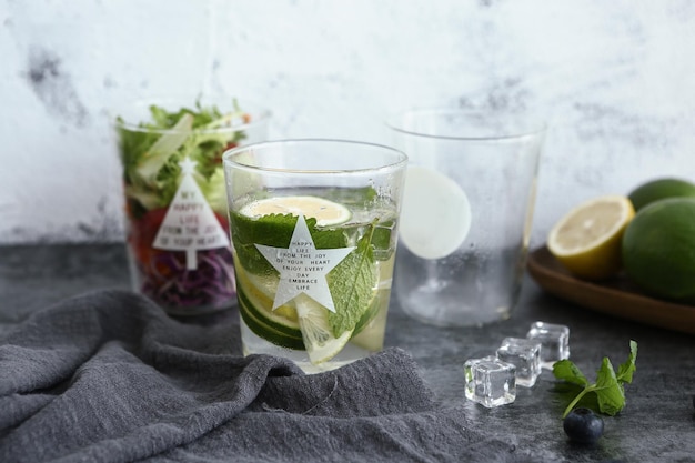 Erfrischende Sommergetränke zur Entschlackung des Körpers. Limonade steht immer an erster Stelle