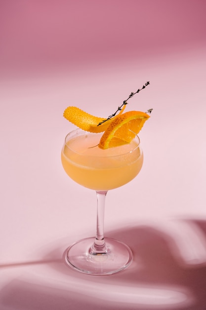 Erfrischender Alkoholcocktail mit orangefarbenem tropischem Rosa