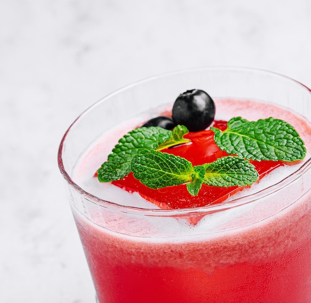 Erfrischender Boozy Wodka Cranberry Cocktail mit Eiswürfel