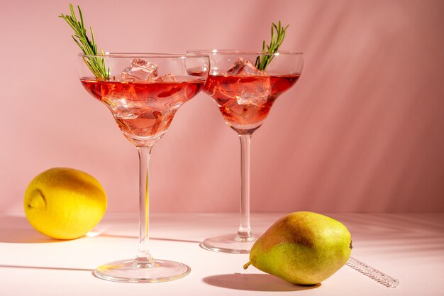 Erfrischender Cocktail in einem Glas mit Früchten