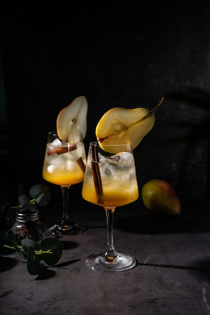 Erfrischender Cocktail mit Birne und Sirup