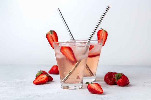 Foto erfrischender cocktail mit erdbeeren und eiswürfeln