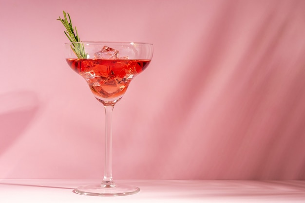 Erfrischender Cocktail mit Rosmarin in einem Glas