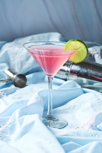 Foto erfrischender cold pink cosmopolitan cocktail mit wodka und cranberry