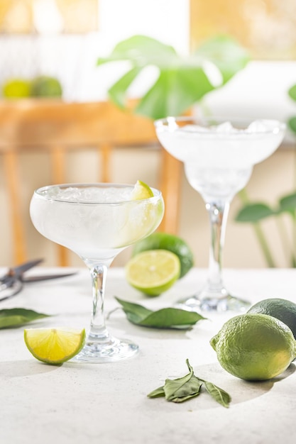 Erfrischender hausgemachter klassischer alkoholischer Margarita-Cocktail mit Limette und Salz auf hellem Hintergrund