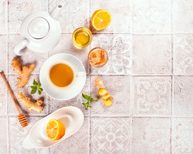 Erfrischender Ingwertee mit Zitrone, Minze und Honig