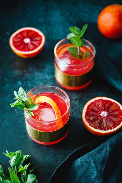 Erfrischender kalter Sommercocktail mit Blutorange und Minze