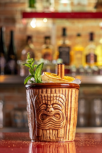 Erfrischender kalter Tiki-Cocktail an der Bar