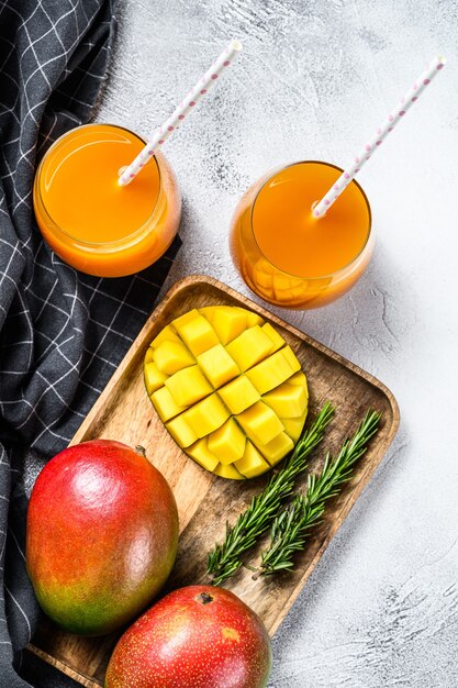 Erfrischender Mangosaft in einem Glas