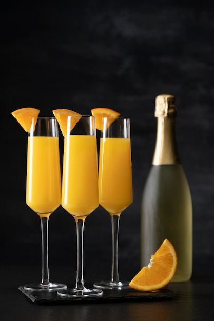 Erfrischender mimosencocktail mit orangenscheiben