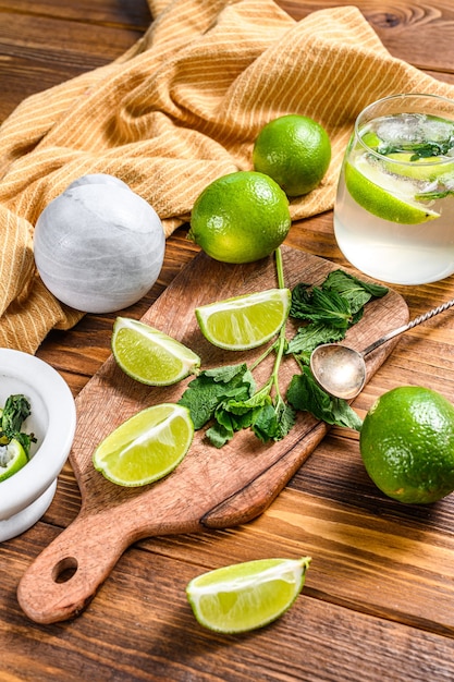 Erfrischender Mojito-Cocktail mit Minze und Limette