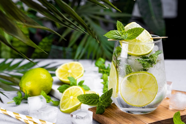 Erfrischender Mojito mit Limette, Minze und Eis im Glas