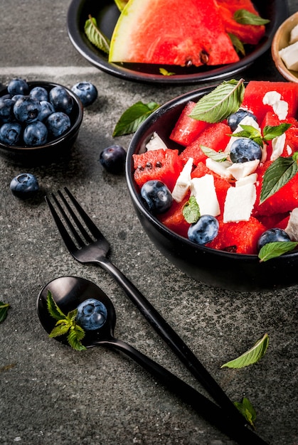 Erfrischender Obstsalat in Schalen